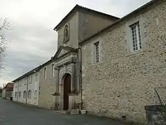 L'accueil et la maison familiale.