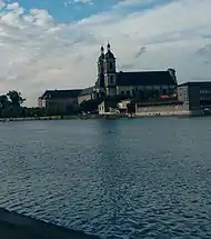 Abbatiale vue depuis la rive gauche