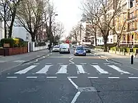 Passage piéton sur Abbey Road (Londres) aujourd'hui filmé 24 heures sur 24 par une EarthCam&nbsp;(en) (lien).