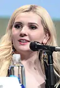 Abigail Breslin interprète « Chanel #5 ».