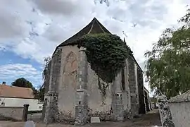 Chevet envahi par le lierre.