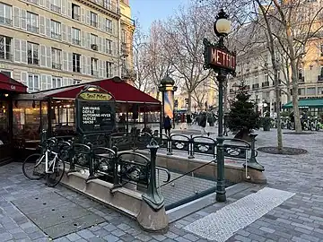 Une des entrées de la station de métro.
