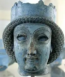 Tête d'un personnage en lapis-lazuli (Ve&nbsp;siècle&nbsp;av. J.-C.)