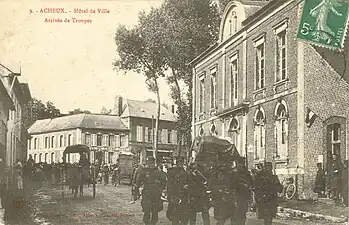 Arrivée des troupes françaises à Acheux en 1914.