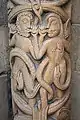 Adam et Eve, sur une colonnette normande, XIIe&nbsp;siècle, leur pudeur est préservée par les serpents.