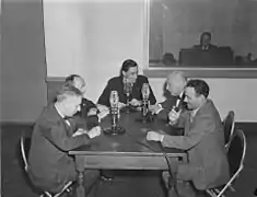 Le 22 février 1945, trois microphones sont posés sur la table des participants de l’émission de Radio-Canada Le Mot S.V.P., animée par Roger Baulu.