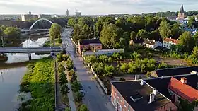 Supilinn, Emajõe tänav, le jardin Botanique, au fond la tour de l'escargot.