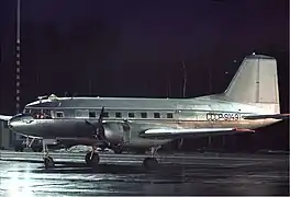 Il poursuit son voyage à bord d'un Iliouchine Il-14 de l'Aeroflot.