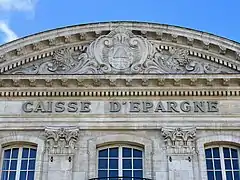 Fronton avec ruche —&nbsp;symbole des caisses d’épargne&nbsp;—, en février 2022.