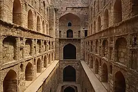 L'Agrasen ou Ugrasen ki Baoli, un bâoli remarque du XIVe siècle.