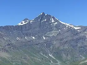 Vue de l'adret de l'aiguille de la Grande Sassière depuis Tignes au sud-ouest.