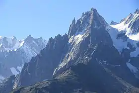 La pointe de l'aiguille de la République, qui se détache à gauche de l'aiguille des Grands Charmoz