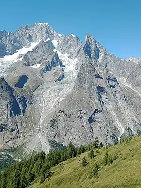 Le glacier de Frêney sur l'adret du mont Blanc de Courmayeur et dominé par l'aiguille Noire de Peuterey depuis le lac des Vesses au sud.