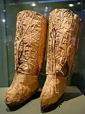 Paire de bottes en cuir de poisson et corde de coton teinte à l'indigo : saumon bossu et hucho de Sakhaline (Hucho perryi). Peuple aïnou, vallée de la Poronaï, île de Sakhaline, XIXe&nbsp;siècle.