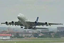 Les vols d'essai du Trent XWB-84 de Rolls-Royce furent réalisés sur un A380 (réacteur no&nbsp;2 en bleu).
