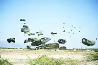 Un largage de matériel humanitaire.