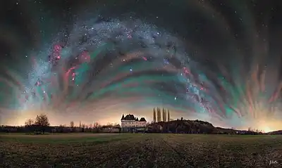 Airglow au-dessus du Château et Jardins de Losse en Dordogne