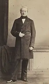 Portrait photographique en pied.