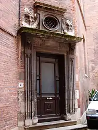 Porte replacée de la façade sud.