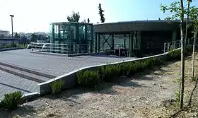 Une des deux entrées de la station.