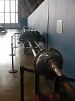 Les deux vilebrequins reliés par le boitier de sortie vers l'axe de l'hélice du Fisher P-75 Eagle