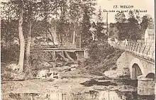 L'Almont et le pont éponyme à Melun au début du 20e&nbsp;siècle. Les rails du tramway sont légèrement visibles sur le pont ainsi que l'octroi de Bellevue au fond à droite.