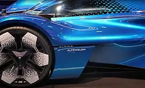 Carénage d'une voiture bleue.