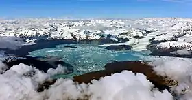 Vue aérienne du lac Alsek ; le glacier Alsek est au fond à droite.
