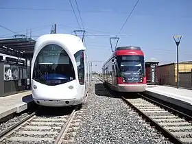Rames de la ligne 3 du tramway de Lyon et de Rhônexpress à la station Meyzieu Z.I..