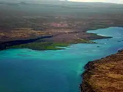 Le Canal d'Itabaca (es) entre les îles Baltra (dr.) et Santa Cruz (g.) (Galápagos)