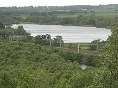 Les étangs d'Alvecote derrière la voie ferrée.