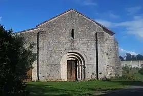 La façade de l'église.