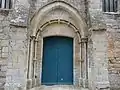 Tore garni d'anneaux entourant la porte du XIIIe siècle de l'église d'Amblie (Calvados).