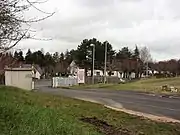 Photographie en couleurs d'une succession de petits bungalows dans un parc fermé.