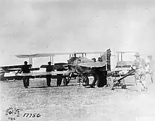 Sur l'aérodrome, préparation avant un vol d'un SPAD S.XIII, le 26 juillet 1918.