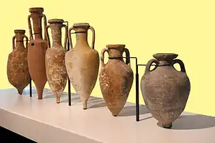 Six amphores à vin.