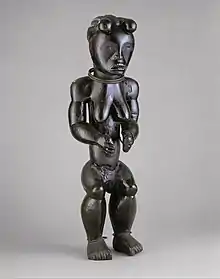 Statue d'ancêtre féminine eyema byeri, gardien de reliquaire. Fang « du Sud », Okak. République gabonaise ou Guinée équatoriale, 19e-début 20e. Bois, métal, H. 64 cm
