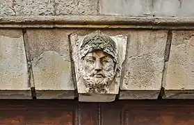no&nbsp;41 : mascaron du porche.