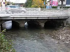Pont routier Boulevard Jules Guesde. Le tablier a été reconstruit sur les arches du pont-canal de Troyes.