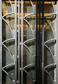 Détail de la porte en fer forgé.