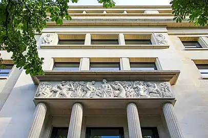 No 53 : ancien siège de la SEITA.