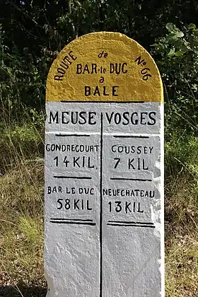 Grande borne de pierre de l'ancienne route nationale no&nbsp;66 de Bar-le-Duc à Bâle
