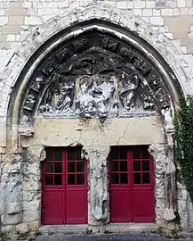 Portail roman de l'ancienne collégiale.