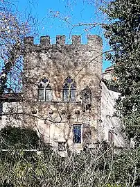 Maison crénelée, présentant deux baies géminées à remplages du XIVe siècle et latrines. L'origine de cette maison, réalisée en pierre coquillière, reste inconnue.