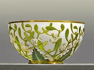 Coupelle à décor de gui, 1891, émaux cloisonnés Sèvres-Limoges Cité de la Céramique.