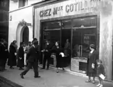 Jeune femme distribuant des prospectus à l'entrée de sa boutique