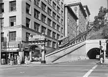 Photographie en noir et blanc. L'une des voitures du funiculaire est visible au centre de l'image.