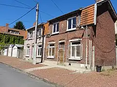 Des habitations groupées par deux.