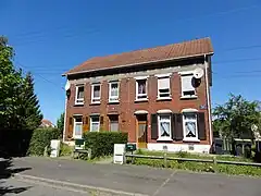 Des habitations groupées par deux.