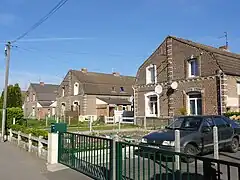 Des habitations groupées par quatre.